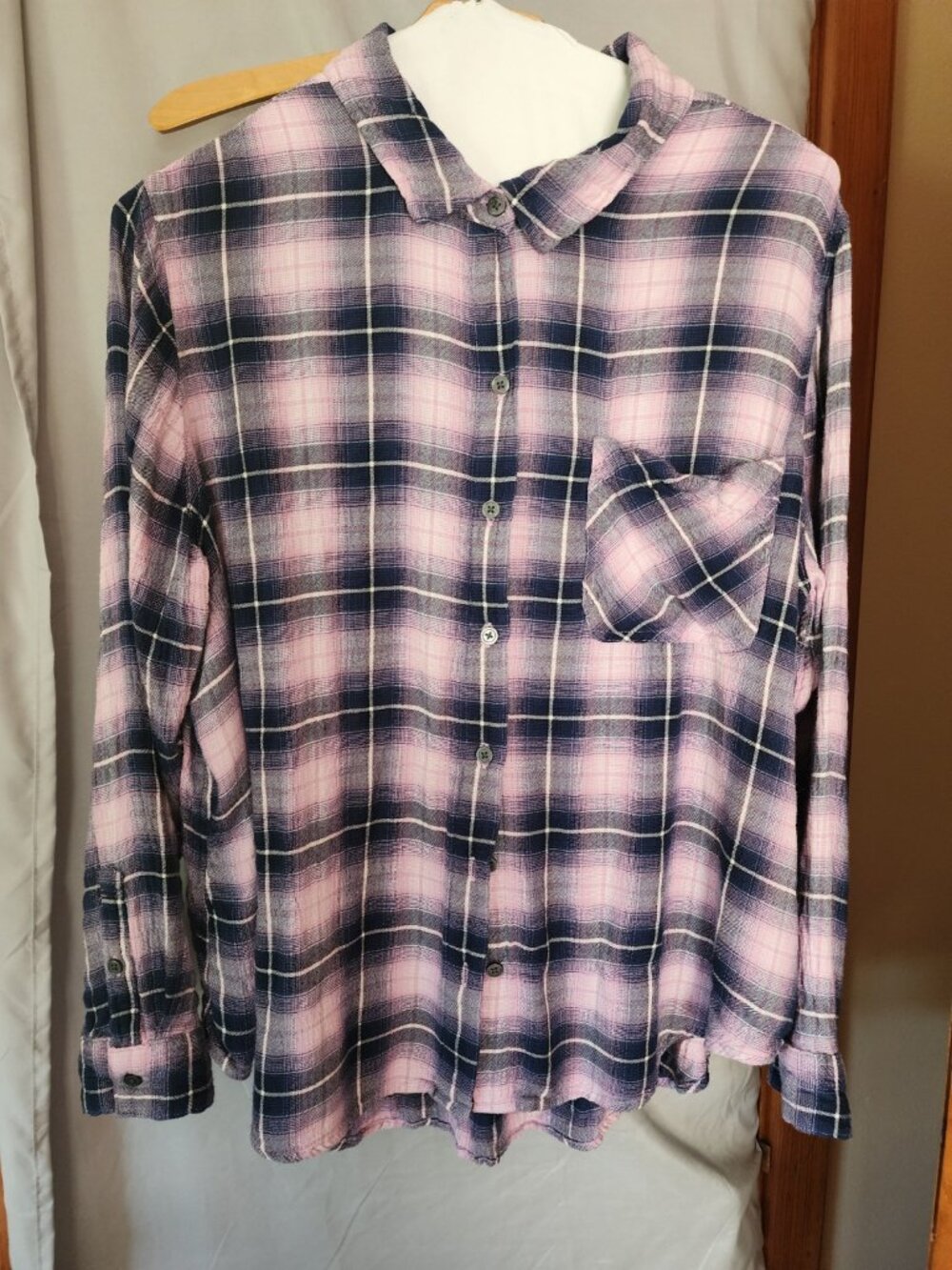 Time and Tru Women’s XXL 20 Pink Navy Plaid Button-Down Shirt